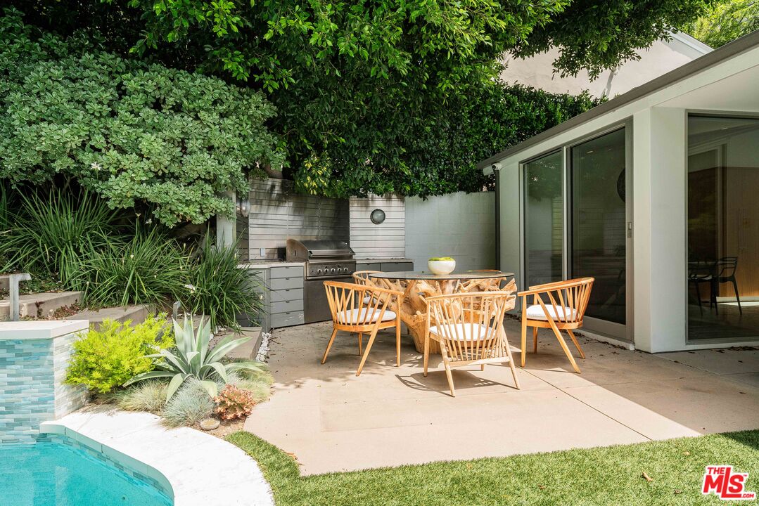 1577 N Doheny Dr