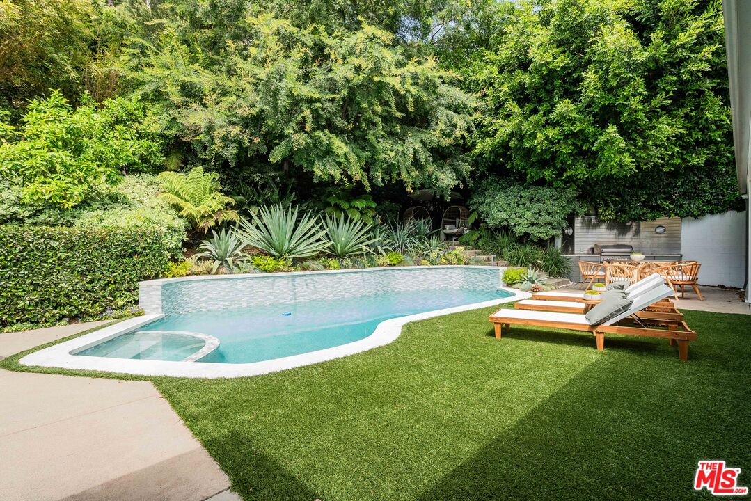 1577 N Doheny Dr