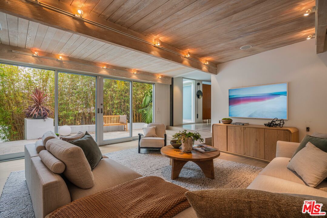 1577 N Doheny Dr