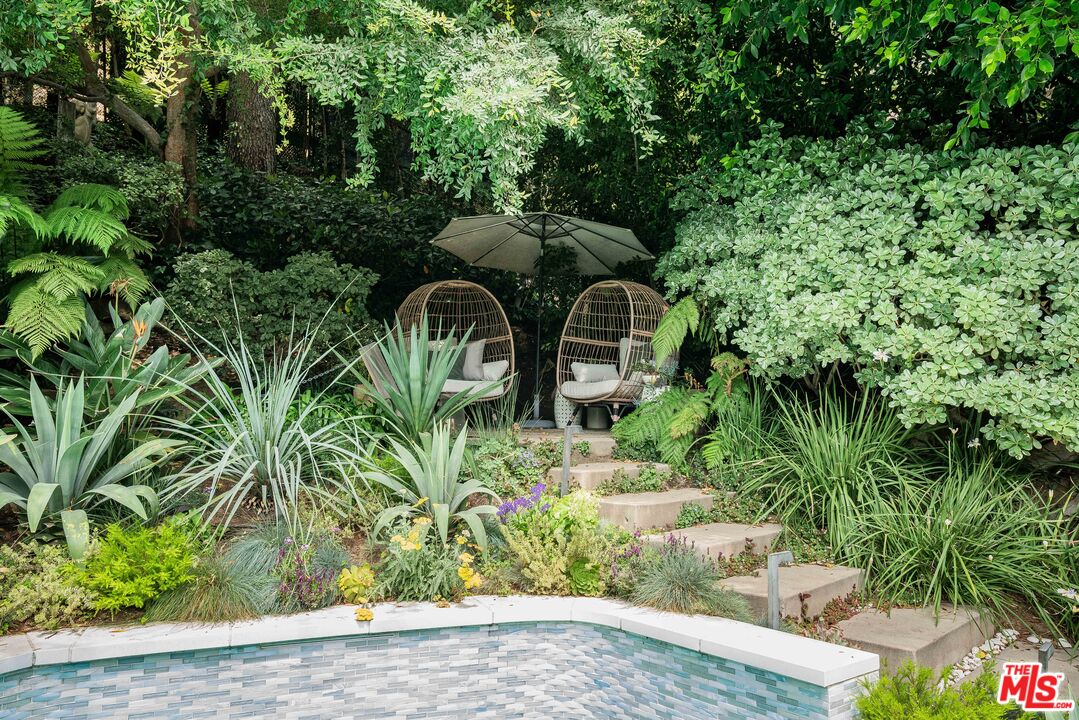 1577 N Doheny Dr