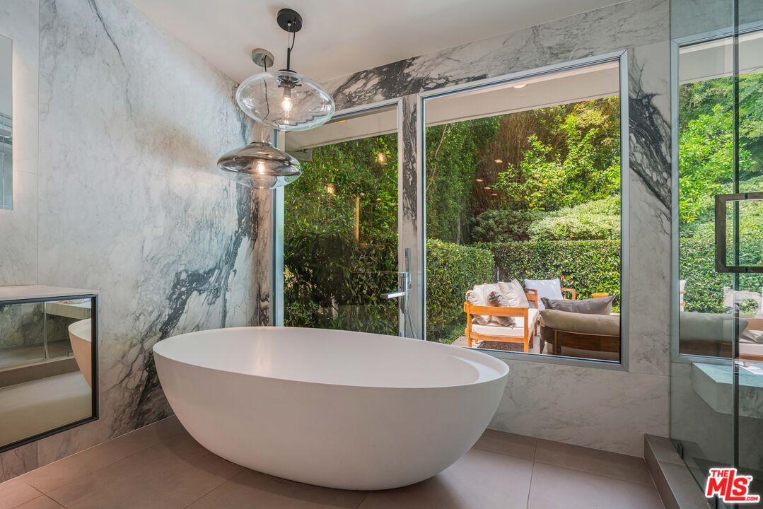 1577 N Doheny Dr