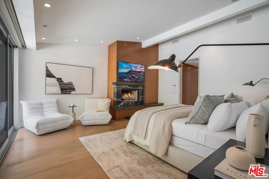 1577 N Doheny Dr