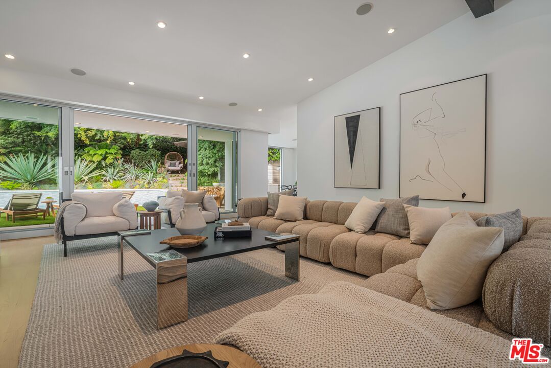 1577 N Doheny Dr