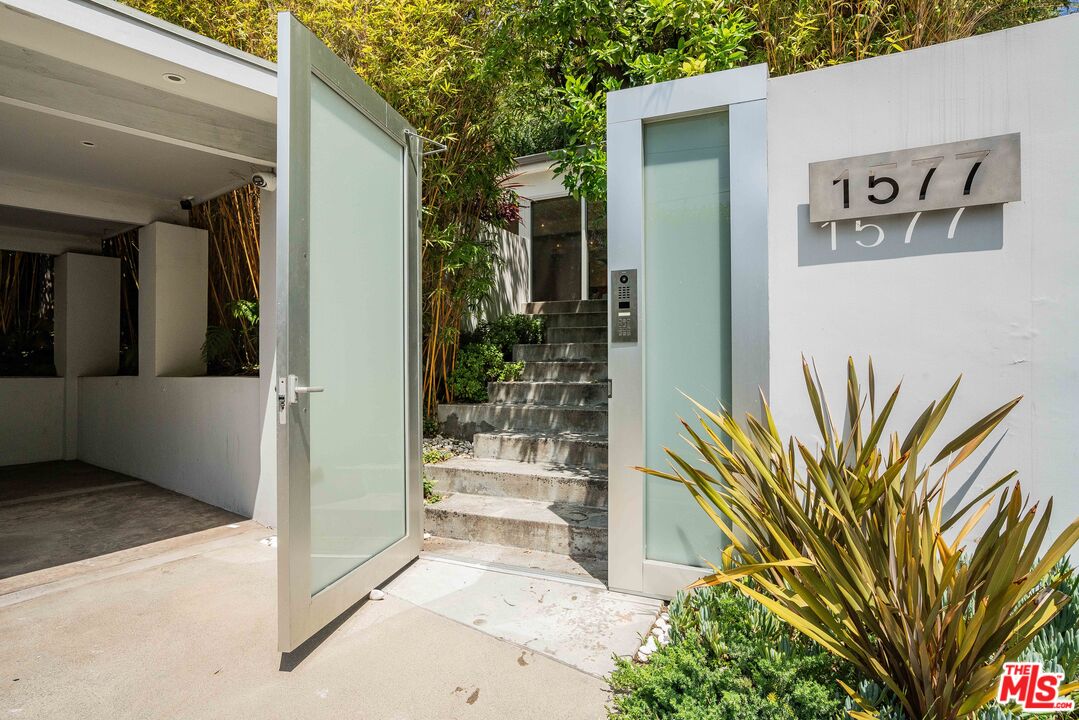 1577 N Doheny Dr