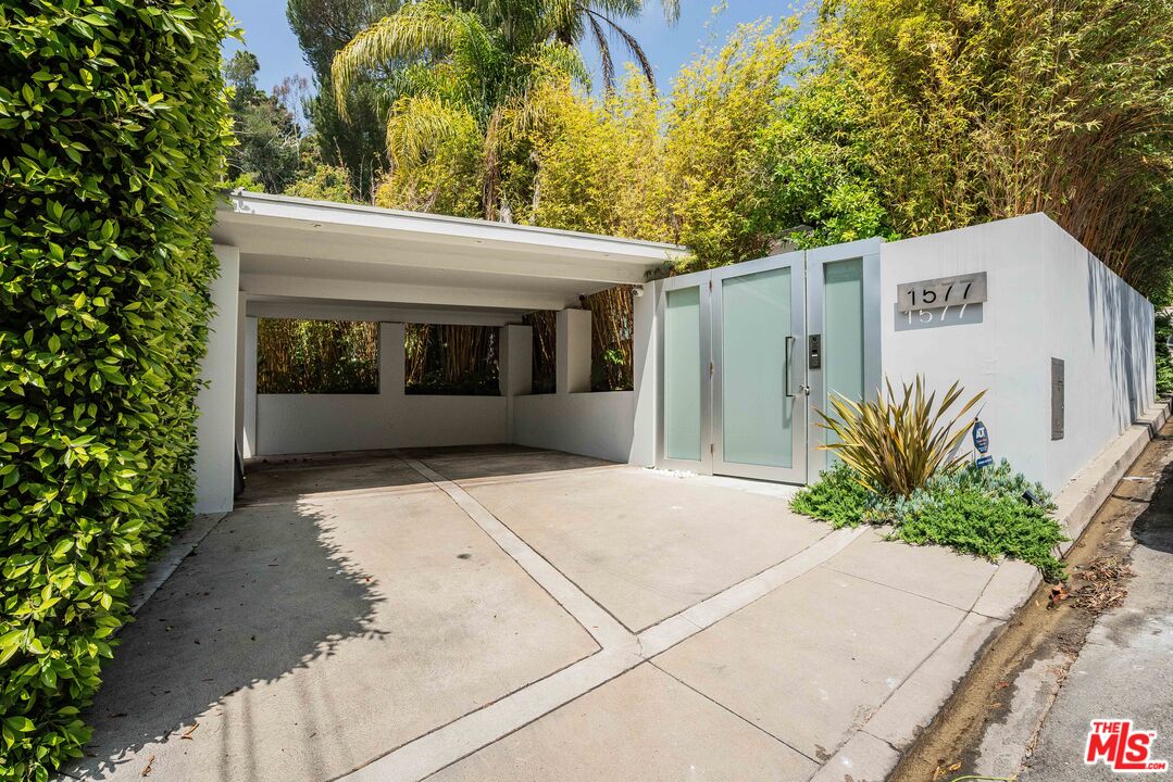 1577 N Doheny Dr