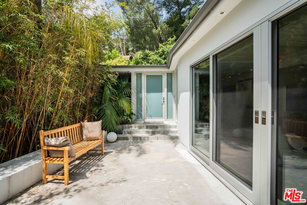 1577 N Doheny Dr