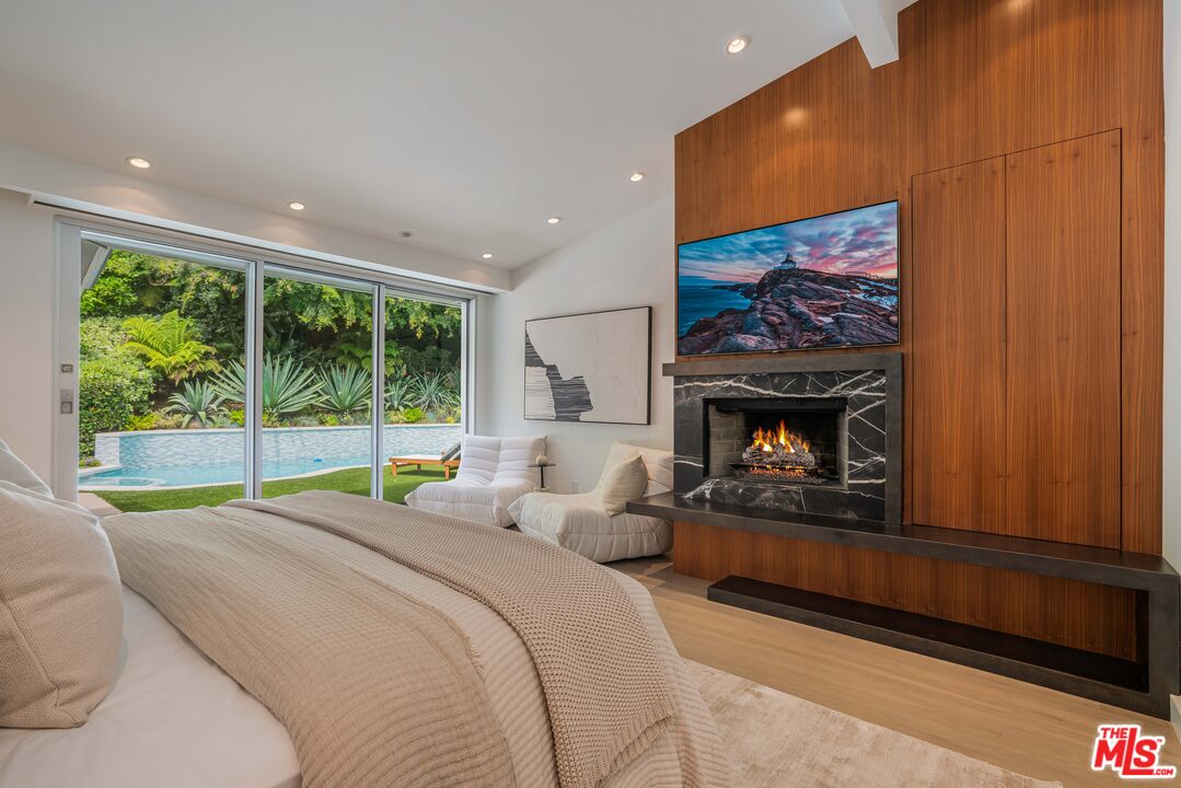 1577 N Doheny Dr