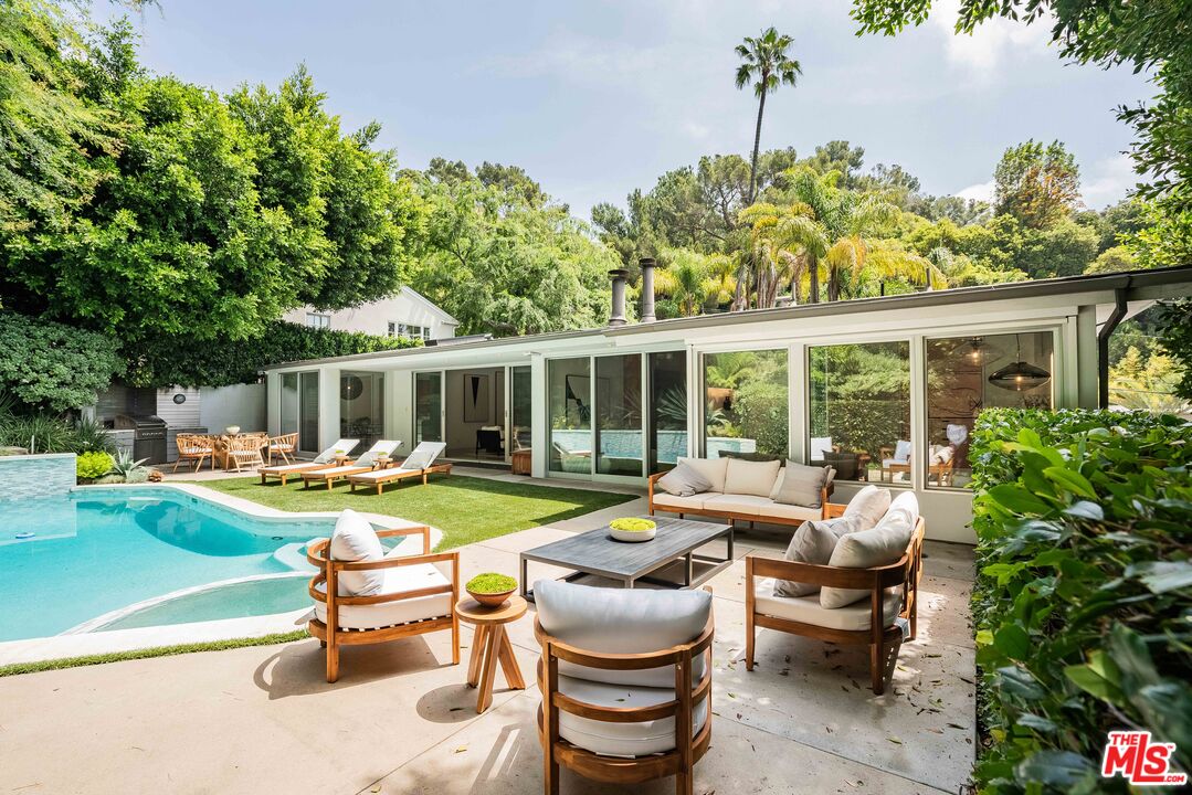 1577 N Doheny Dr