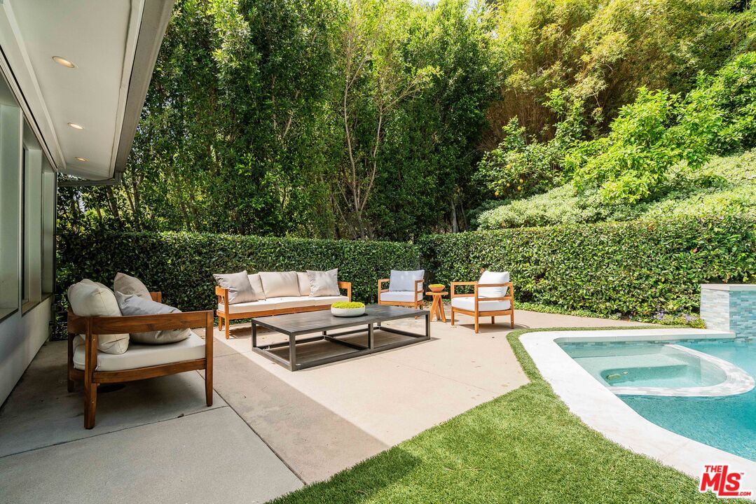 1577 N Doheny Dr