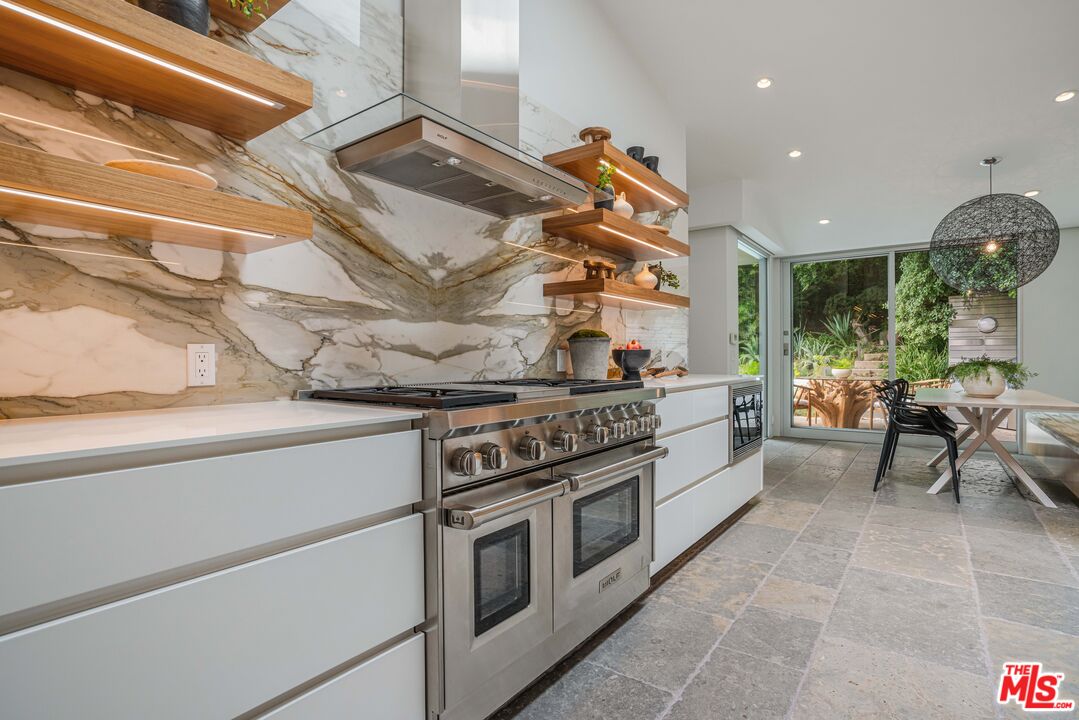 1577 N Doheny Dr