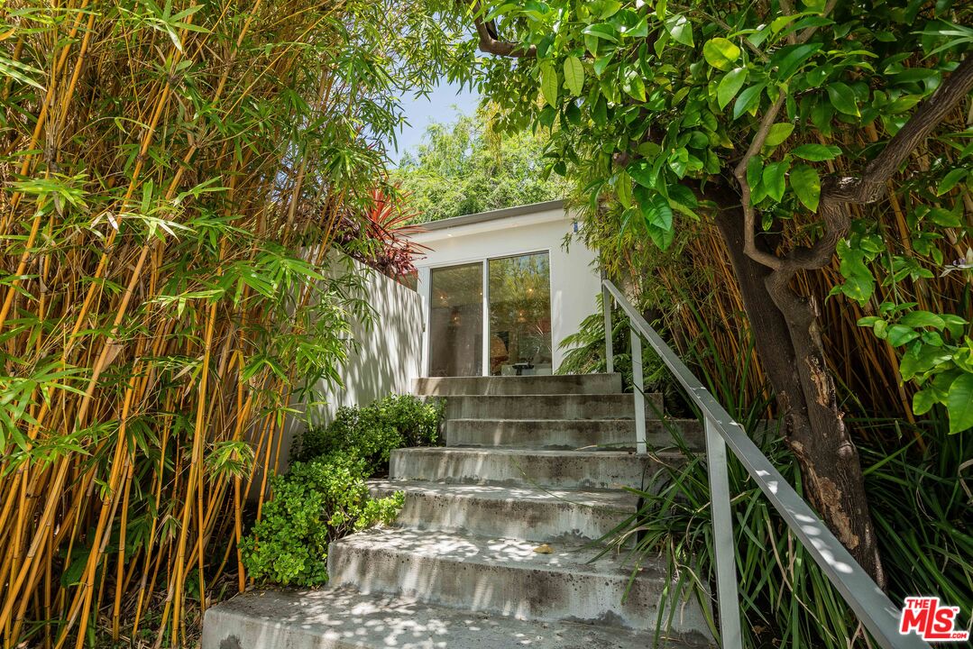 1577 N Doheny Dr