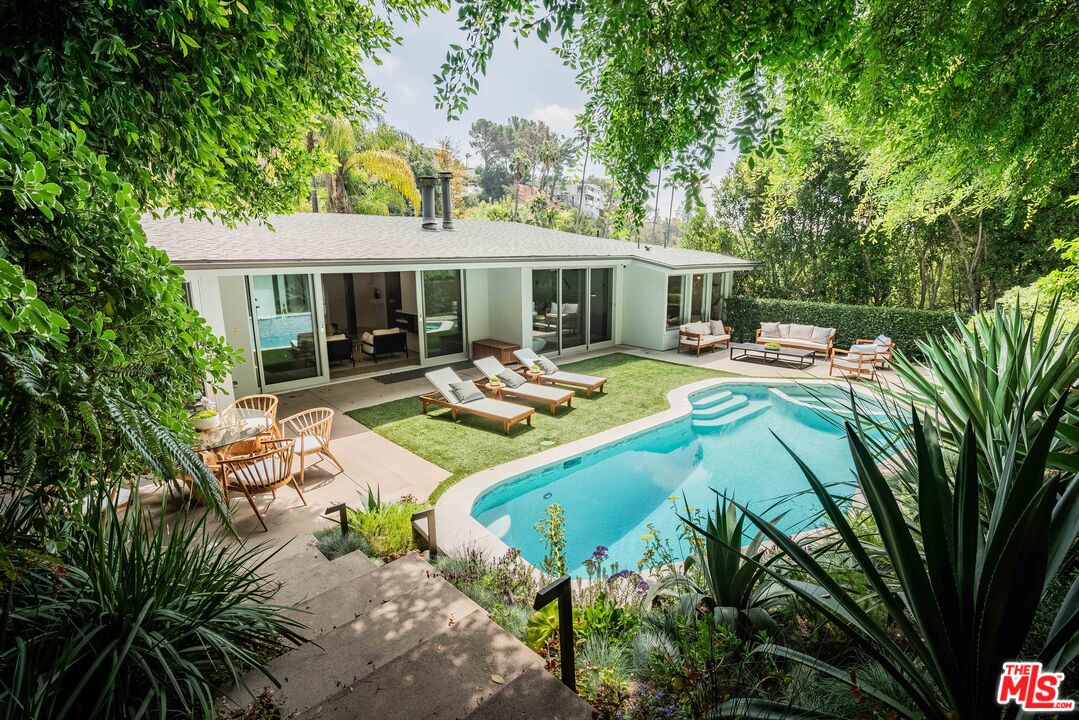 1577 N Doheny Dr