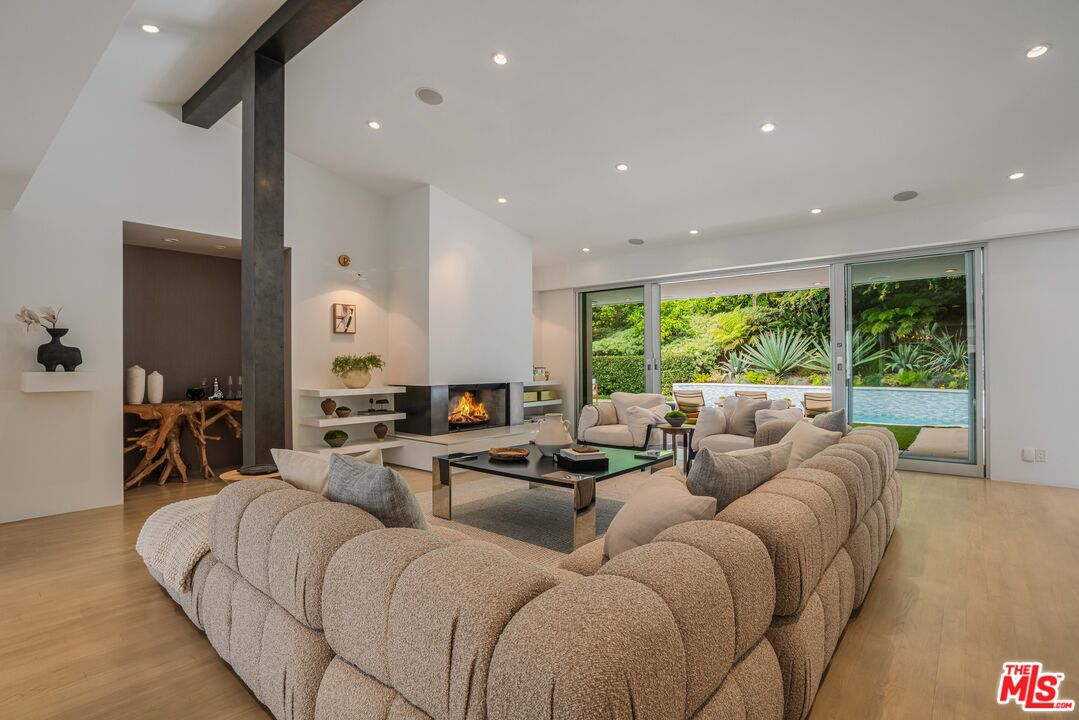 1577 N Doheny Dr