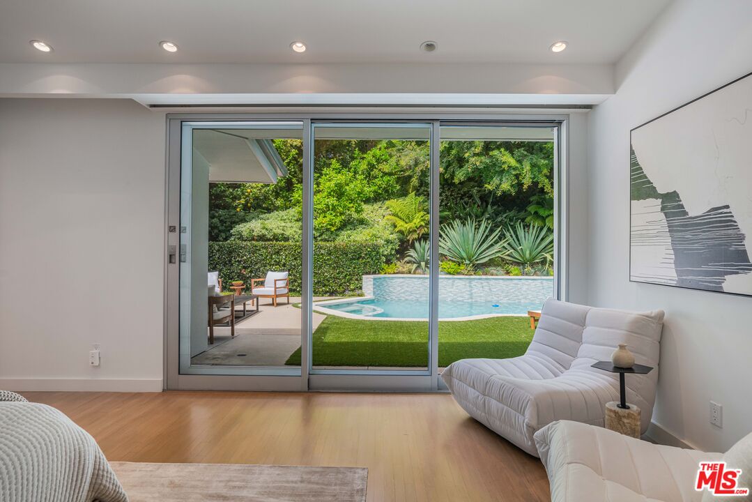 1577 N Doheny Dr