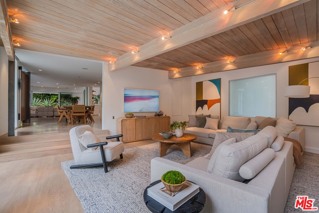 1577 N Doheny Dr
