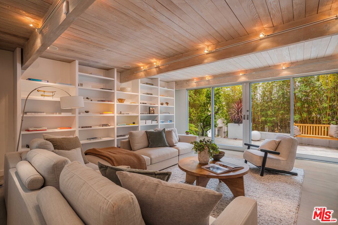 1577 N Doheny Dr
