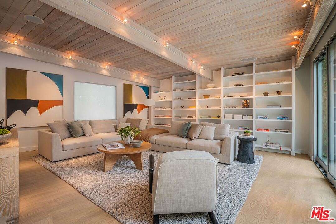 1577 N Doheny Dr