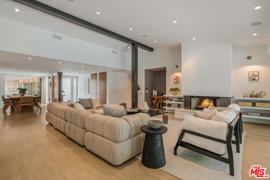 1577 N Doheny Dr