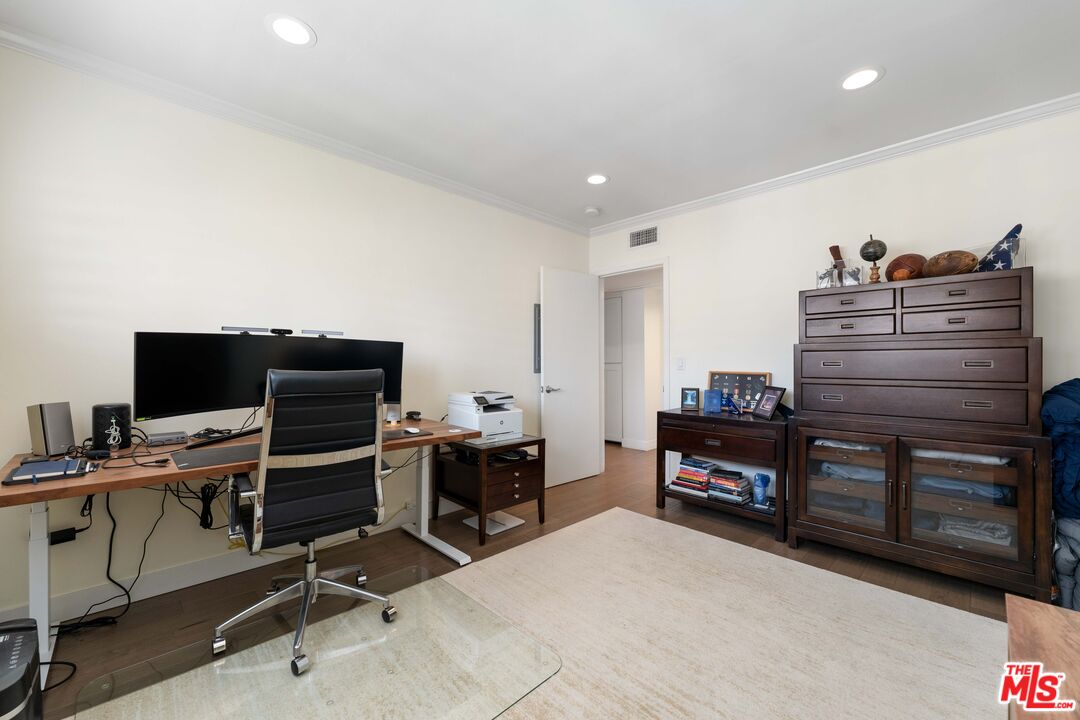 933 11th St Unit: 21