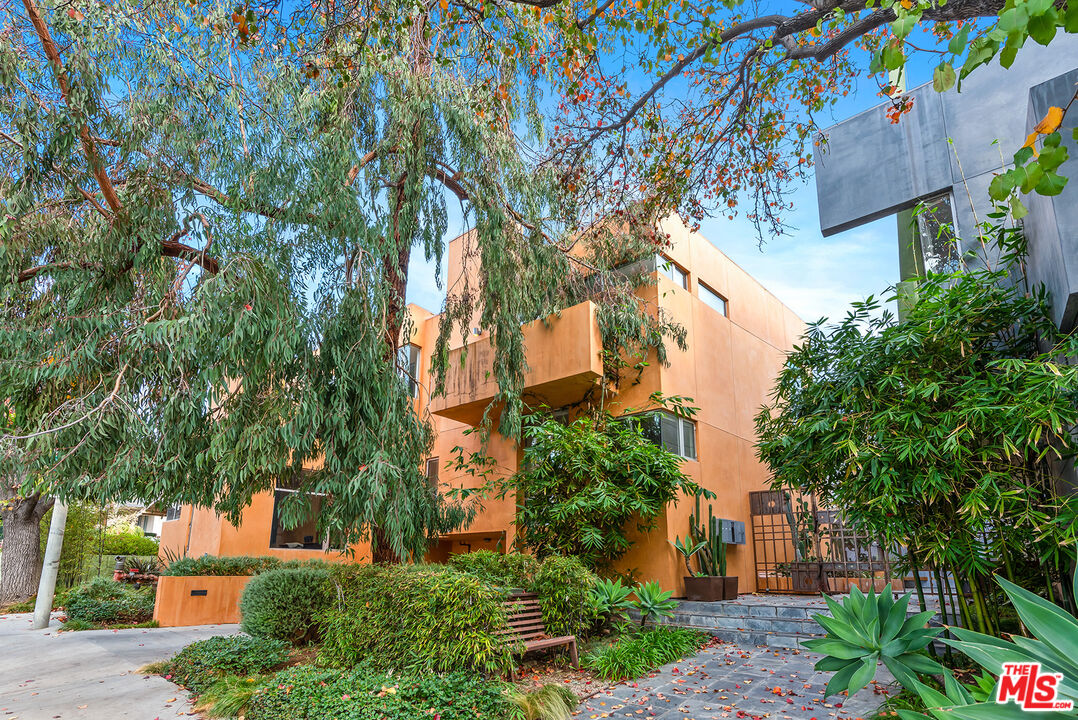 900 N West Knoll Dr Unit: 2