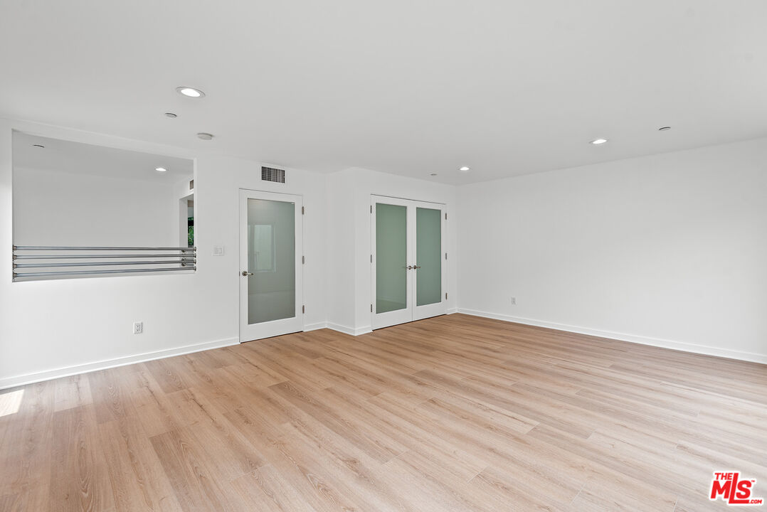 900 N West Knoll Dr Unit: 2