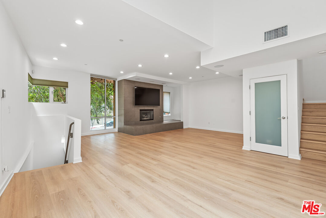 900 N West Knoll Dr Unit: 2