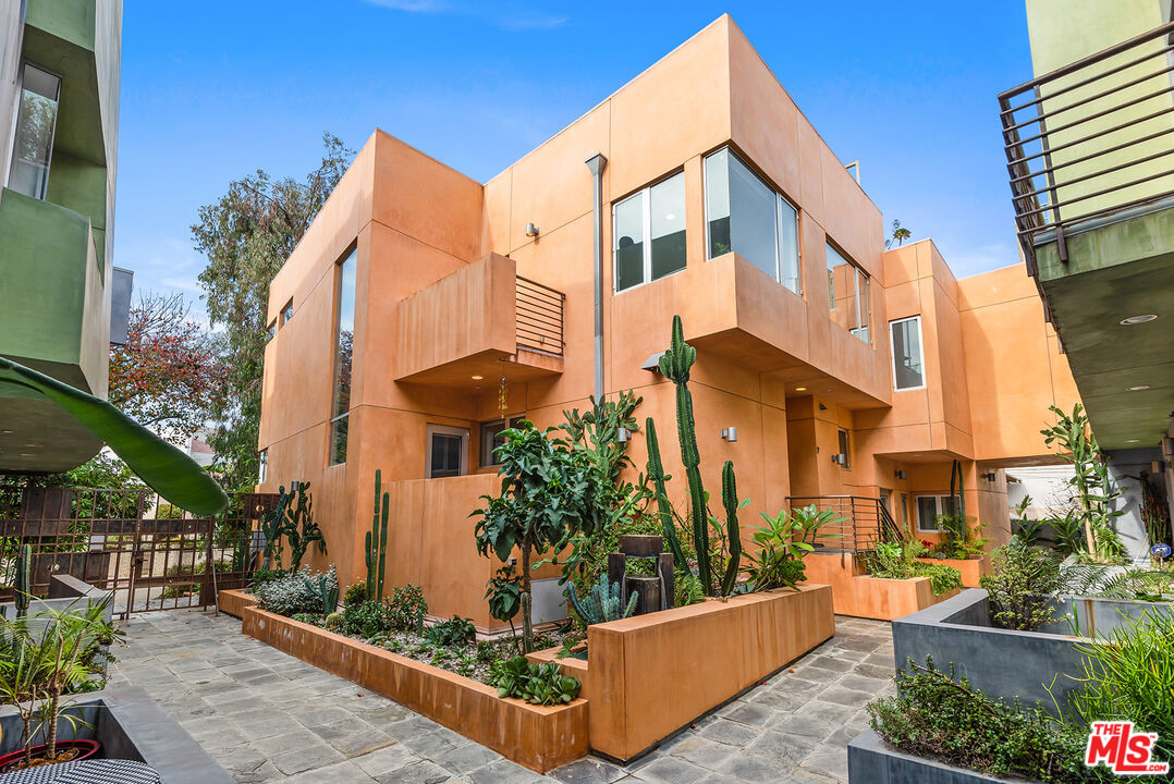 900 N West Knoll Dr Unit: 2