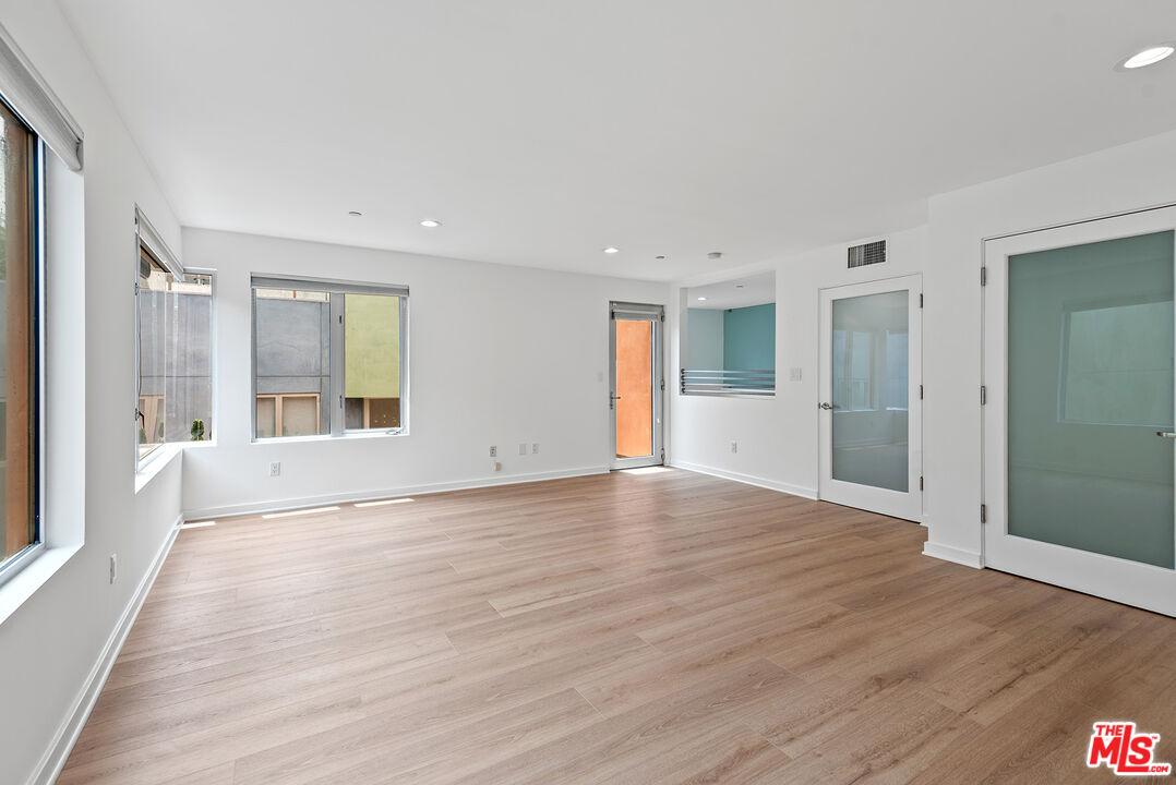 900 N West Knoll Dr Unit: 2