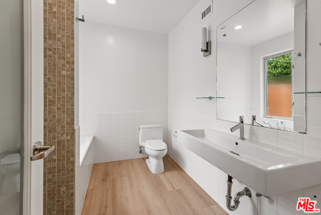 900 N West Knoll Dr Unit: 2