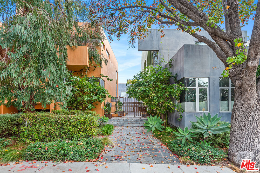 900 N West Knoll Dr Unit: 2