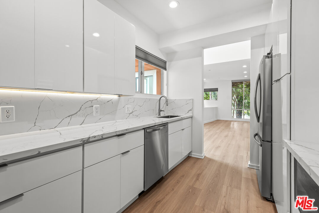 900 N West Knoll Dr Unit: 2