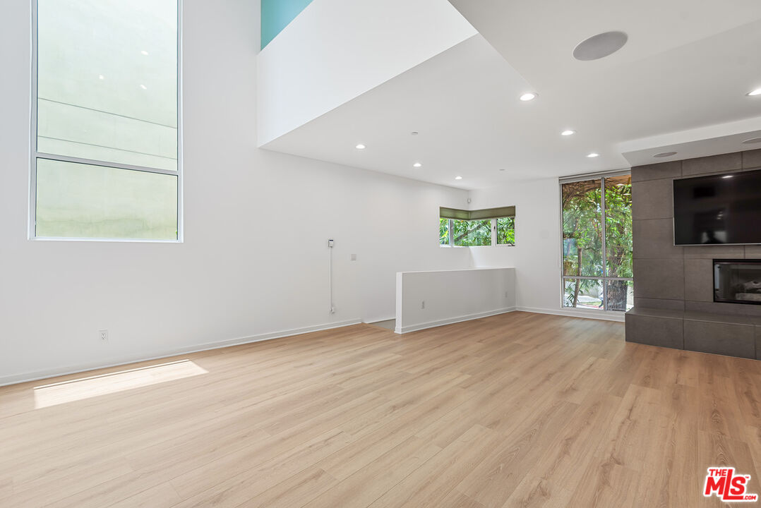 900 N West Knoll Dr Unit: 2