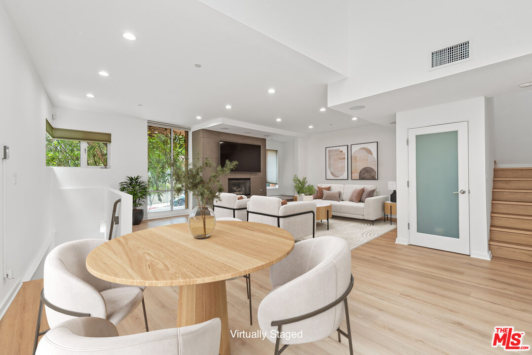 900 N West Knoll Dr Unit: 2