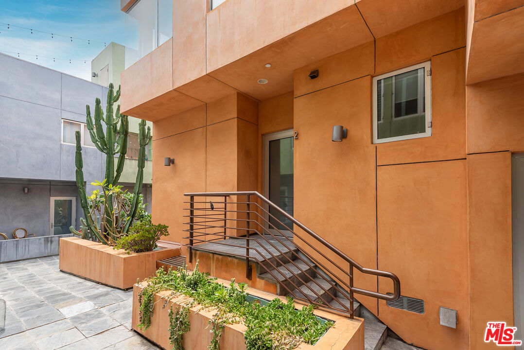 900 N West Knoll Dr Unit: 2