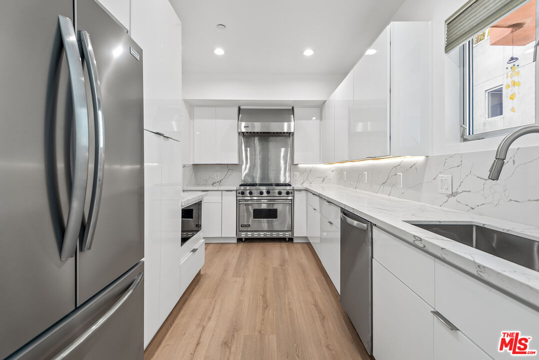 900 N West Knoll Dr Unit: 2