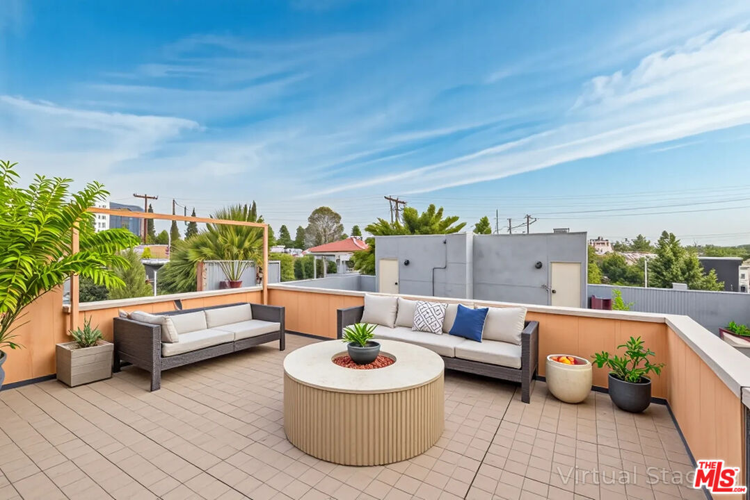 900 N West Knoll Dr Unit: 2