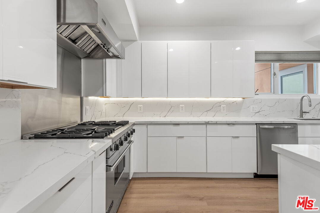 900 N West Knoll Dr Unit: 2