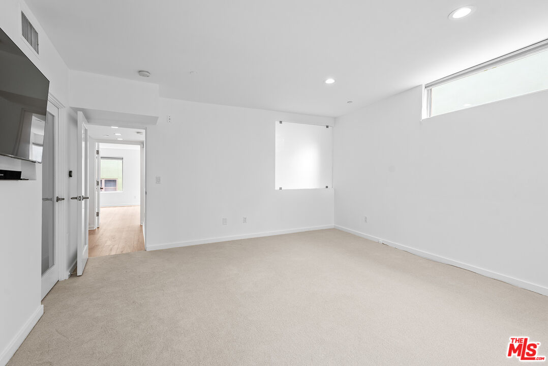 900 N West Knoll Dr Unit: 2