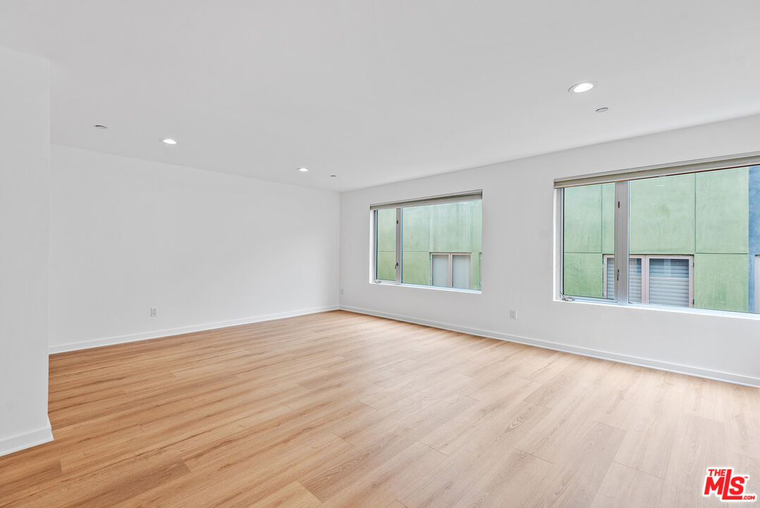 900 N West Knoll Dr Unit: 2