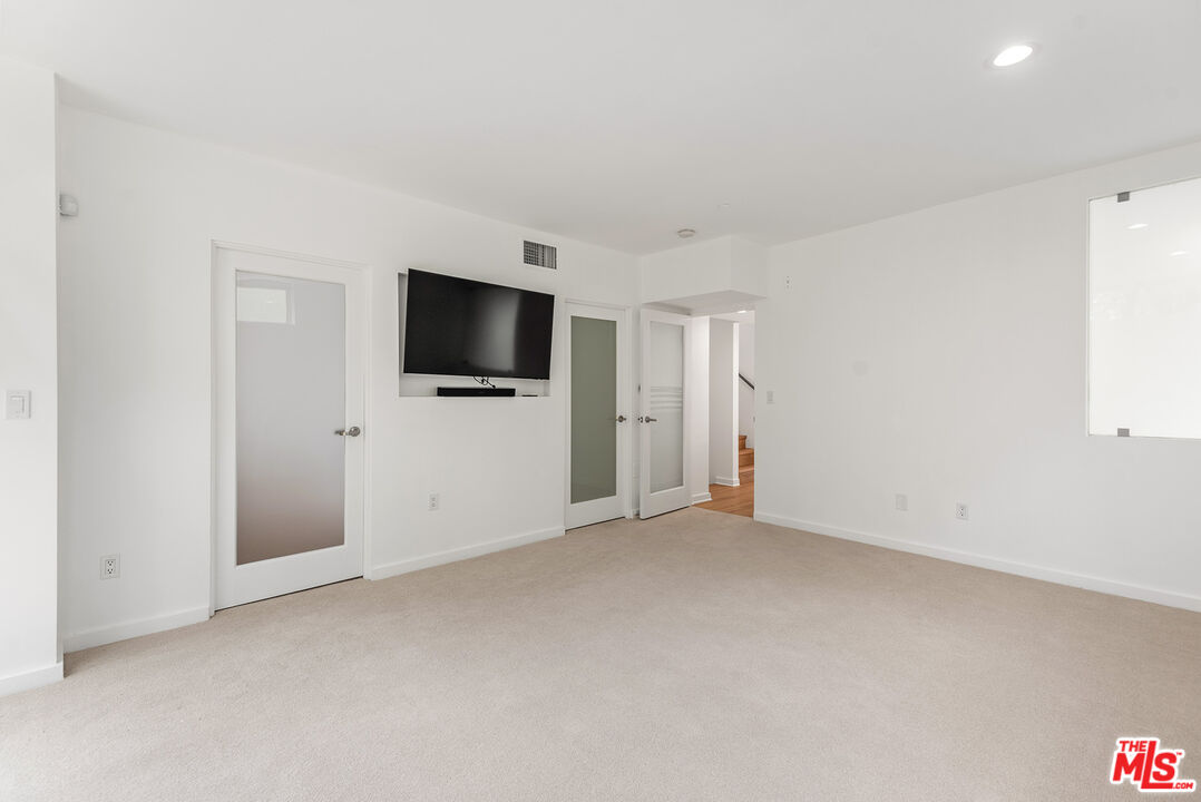 900 N West Knoll Dr Unit: 2