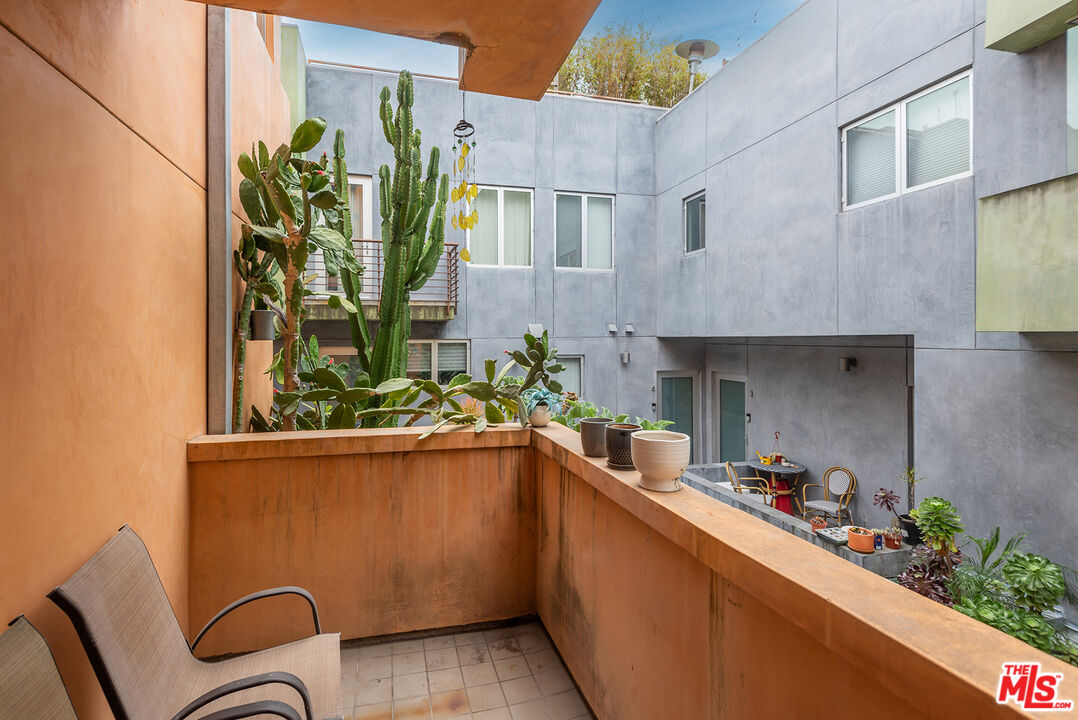 900 N West Knoll Dr Unit: 2