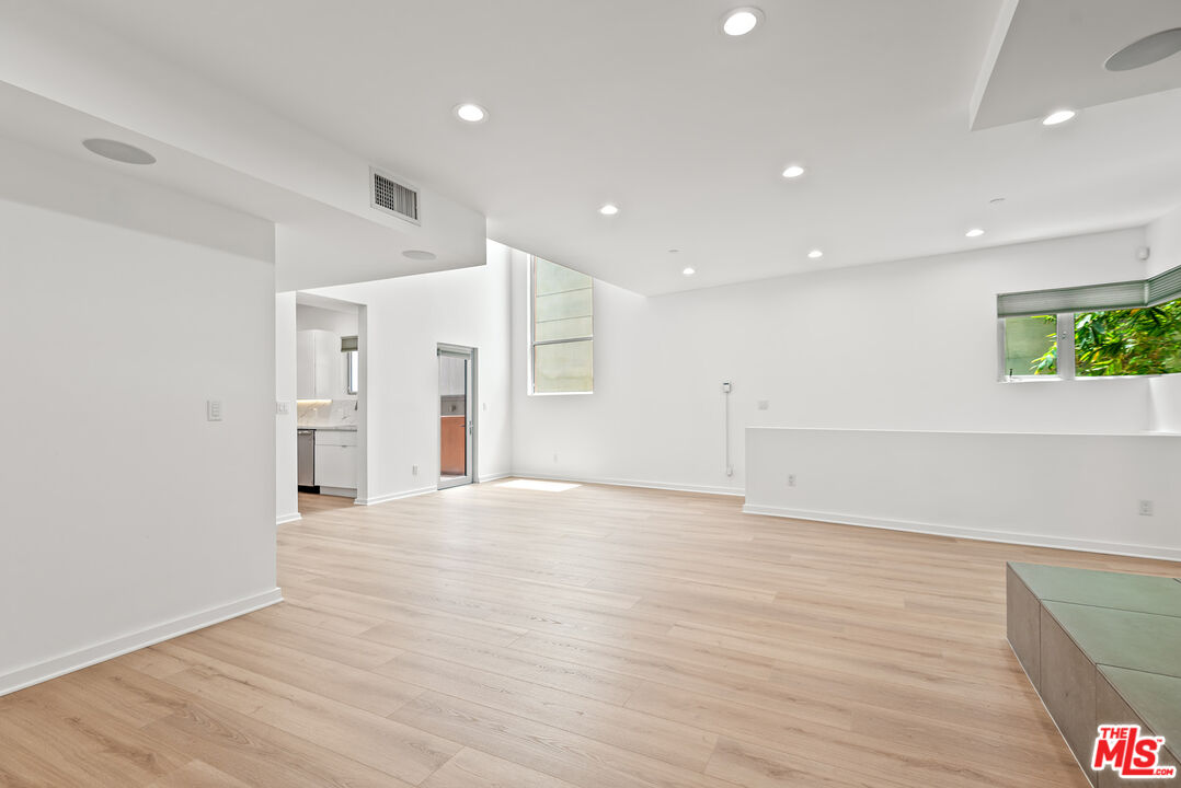 900 N West Knoll Dr Unit: 2