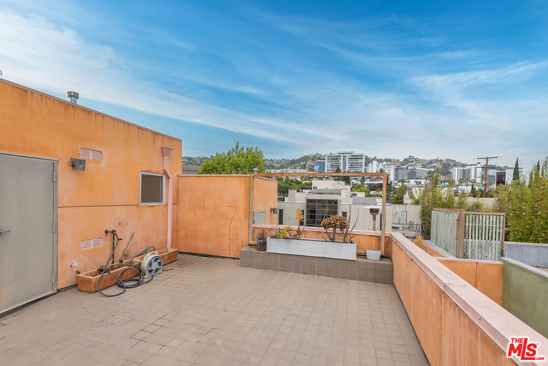 900 N West Knoll Dr Unit: 2
