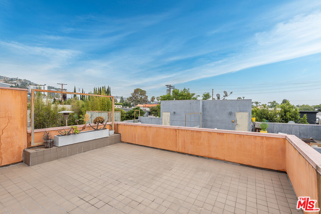 900 N West Knoll Dr Unit: 2