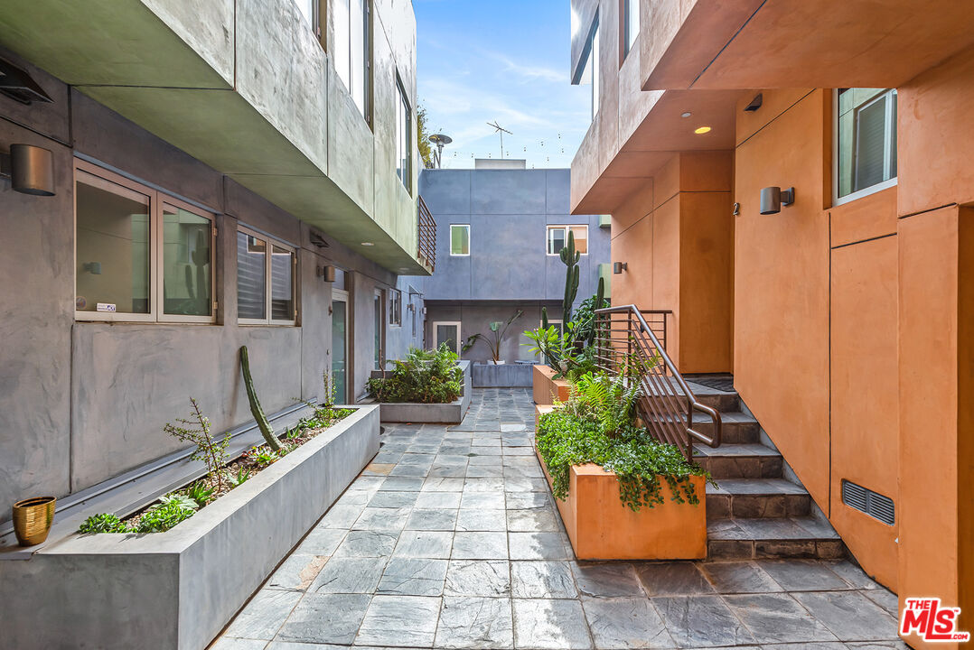 900 N West Knoll Dr Unit: 2