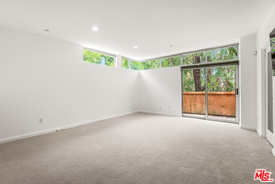 900 N West Knoll Dr Unit: 2