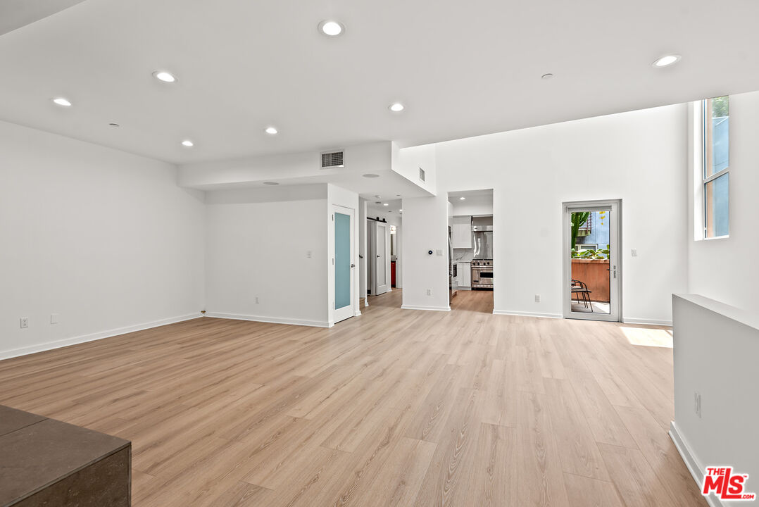 900 N West Knoll Dr Unit: 2
