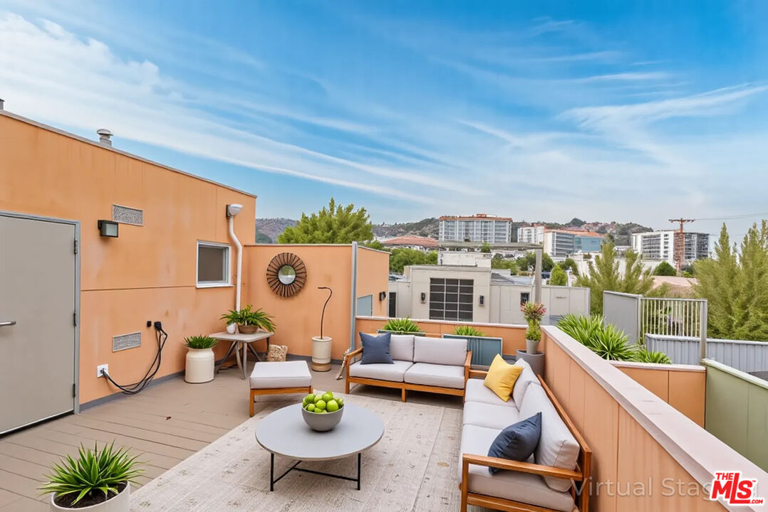 900 N West Knoll Dr Unit: 2