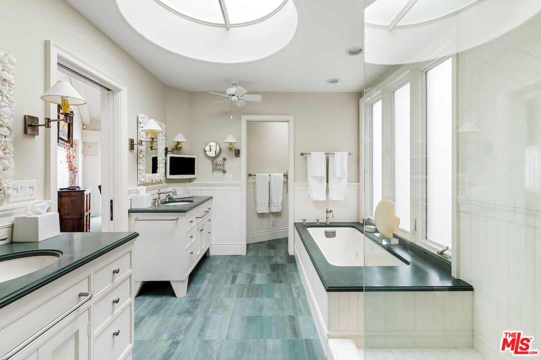 1935 Ocean Way