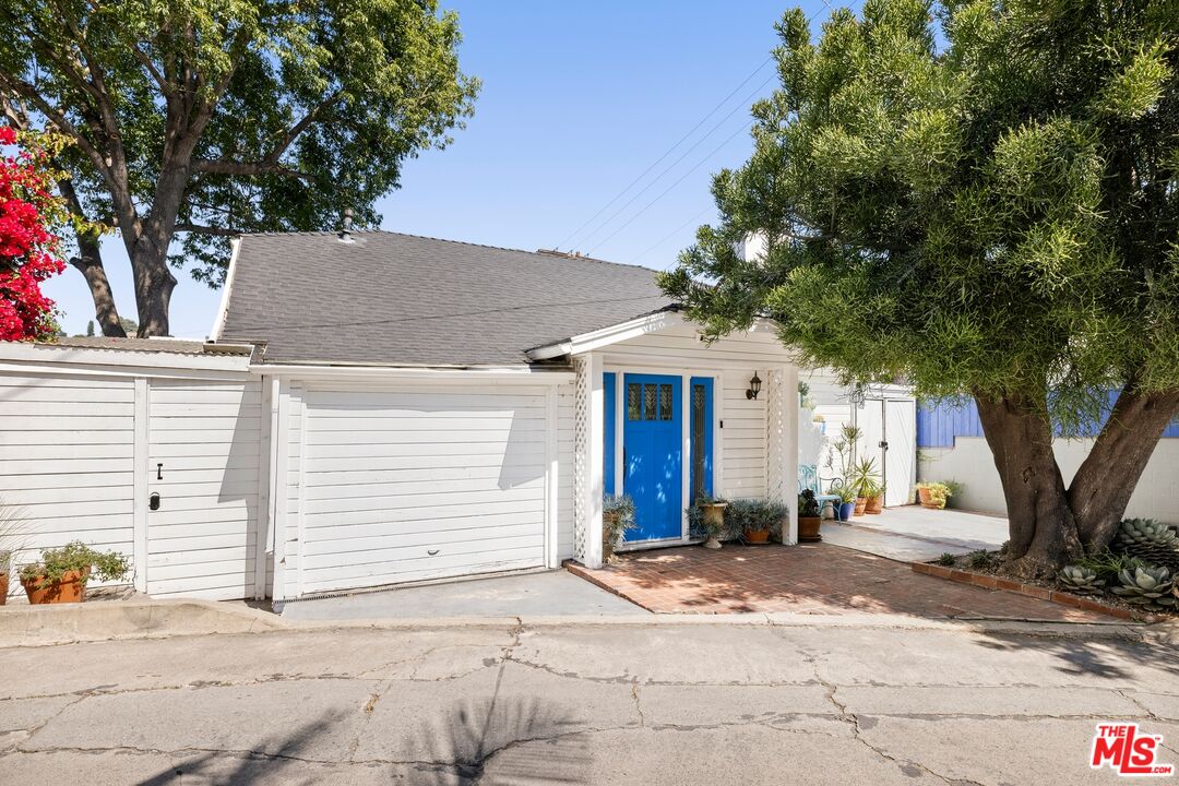 2464 Hollyridge Dr